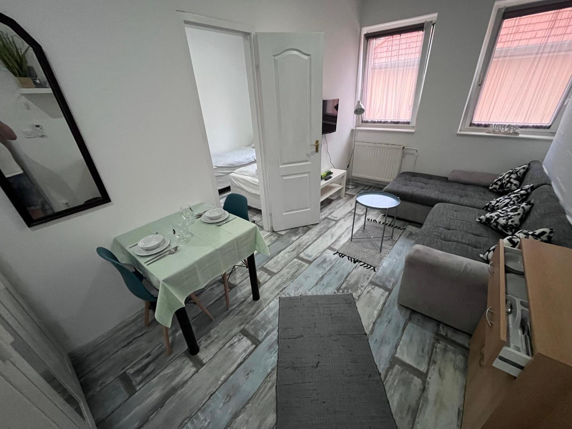 Hotel Majus 1 Vendeghaz- Se Se Exteriér fotografie